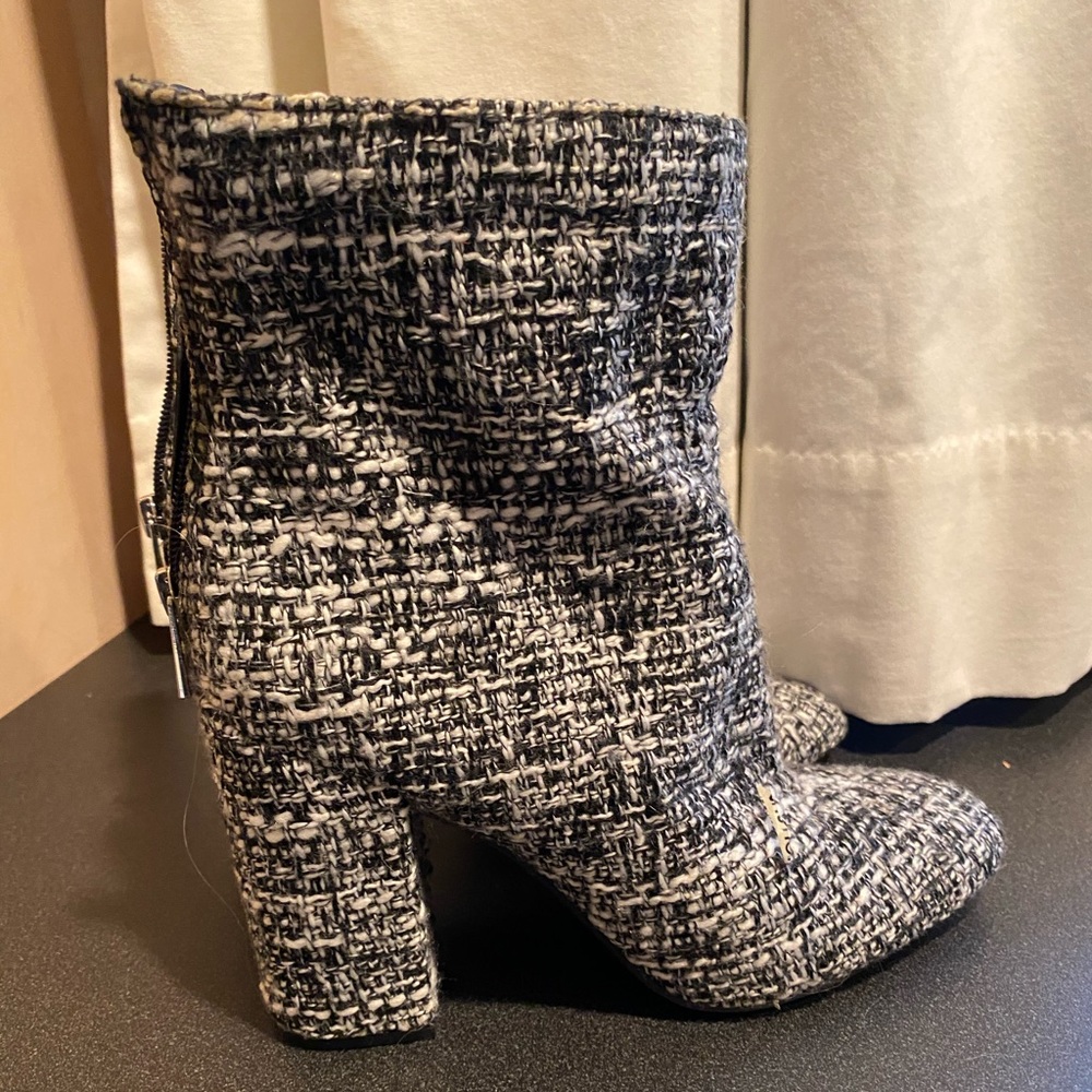 Worn once. Size 8.5 comfy tweed gray boots.